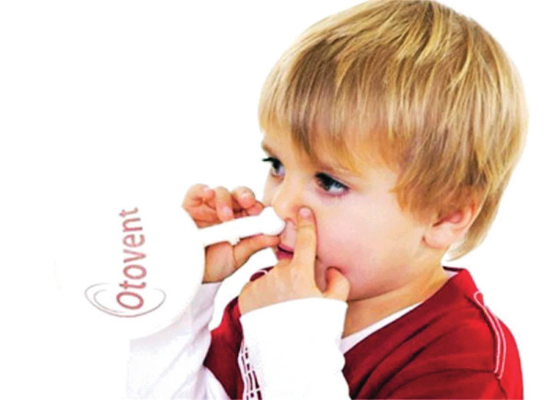 Autoinsuflace – dítě používající balonek Otovent.
Fig. 3. Autoinsuflation – child using the Otovent.