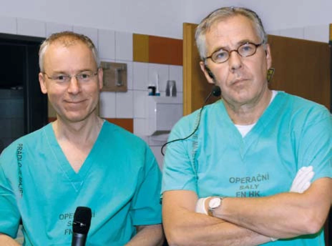 Prof. MUDr. Stanislav Rejchrt, Ph.D., (vlevo) a prof. Chris Mulder, MD, PhD, při soustředěné komunikaci s účastníky endoskopického workshopu.
Fig. 1. Prof. MUDr. Stanislav Rejchrt, Ph.D., (on the left) and prof. Chris Mulder, MD, PhD, communicating attentively with endoskopic workshop participants.