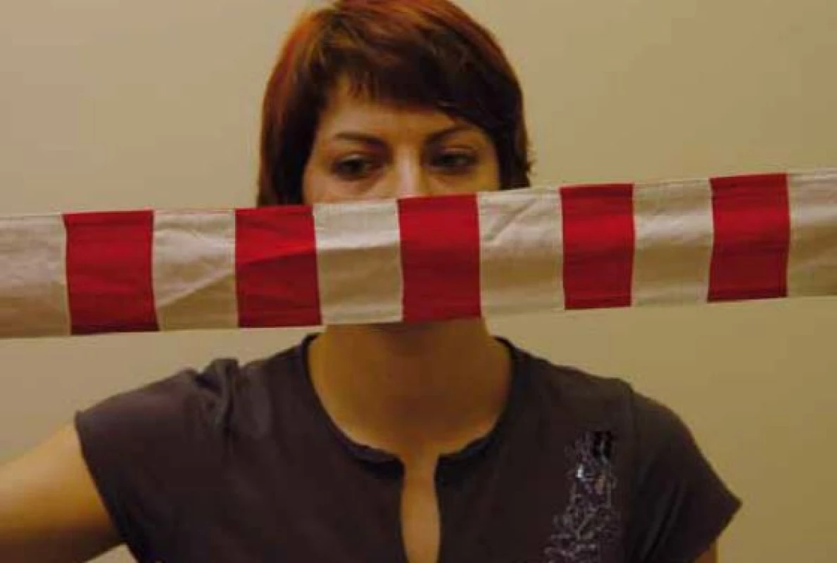 Klinické vyšetření OKN (pacient má za úkol prohlédnout si každý pruh, když pohybujeme látkou horizontálně a vertikálně).