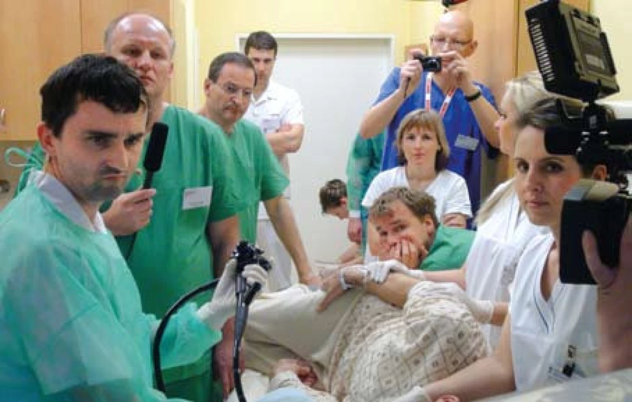 MUDr. Kliment soustředěně provádějící endosonografické vyšetření.
Fig. 1. Dr. Kliment is attentively performing the EUS examination.