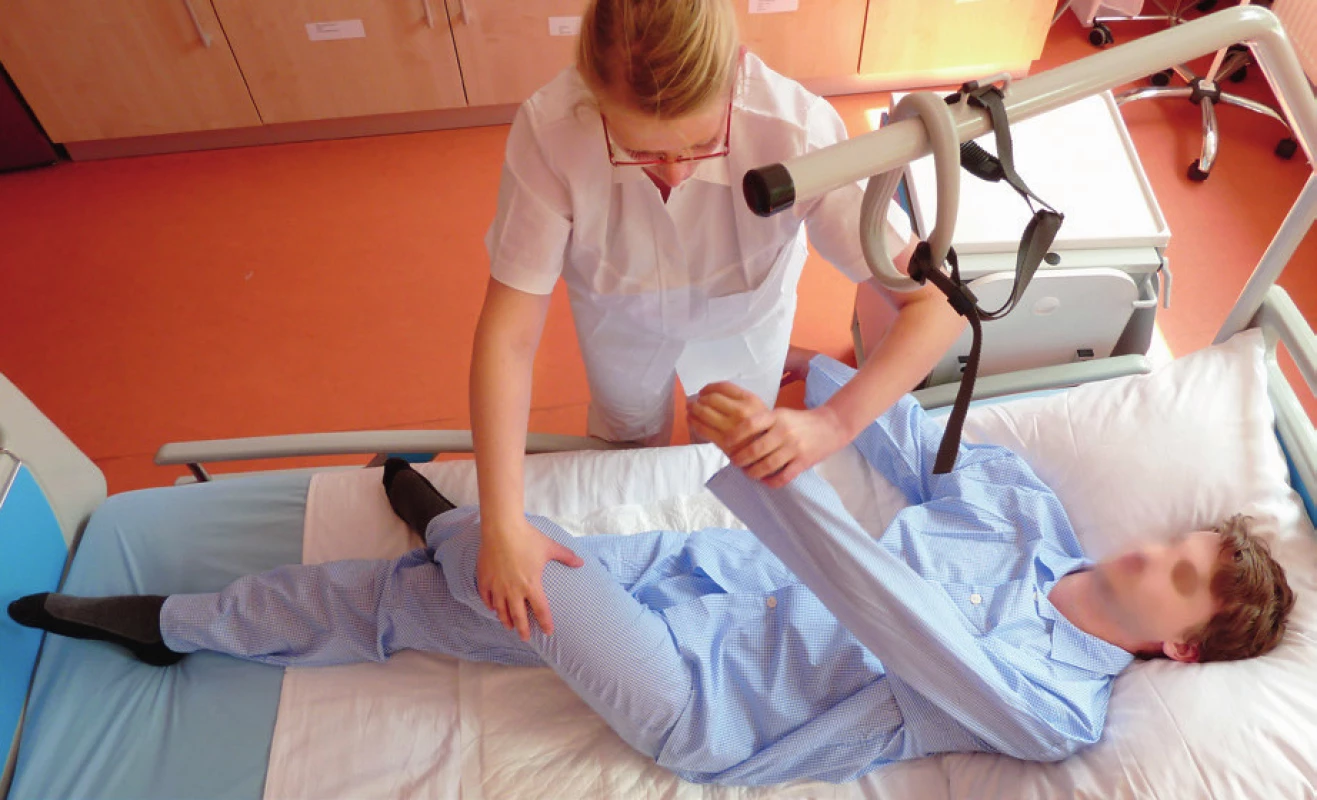 Otáčení nemocného jedním pracovníkem z polohy na zádech do polohy na boku lze sice usnadnit pokrčením a následným překřížením dolní končetiny, při artróze kloubů bývá tento manévr velmi bolestivý.