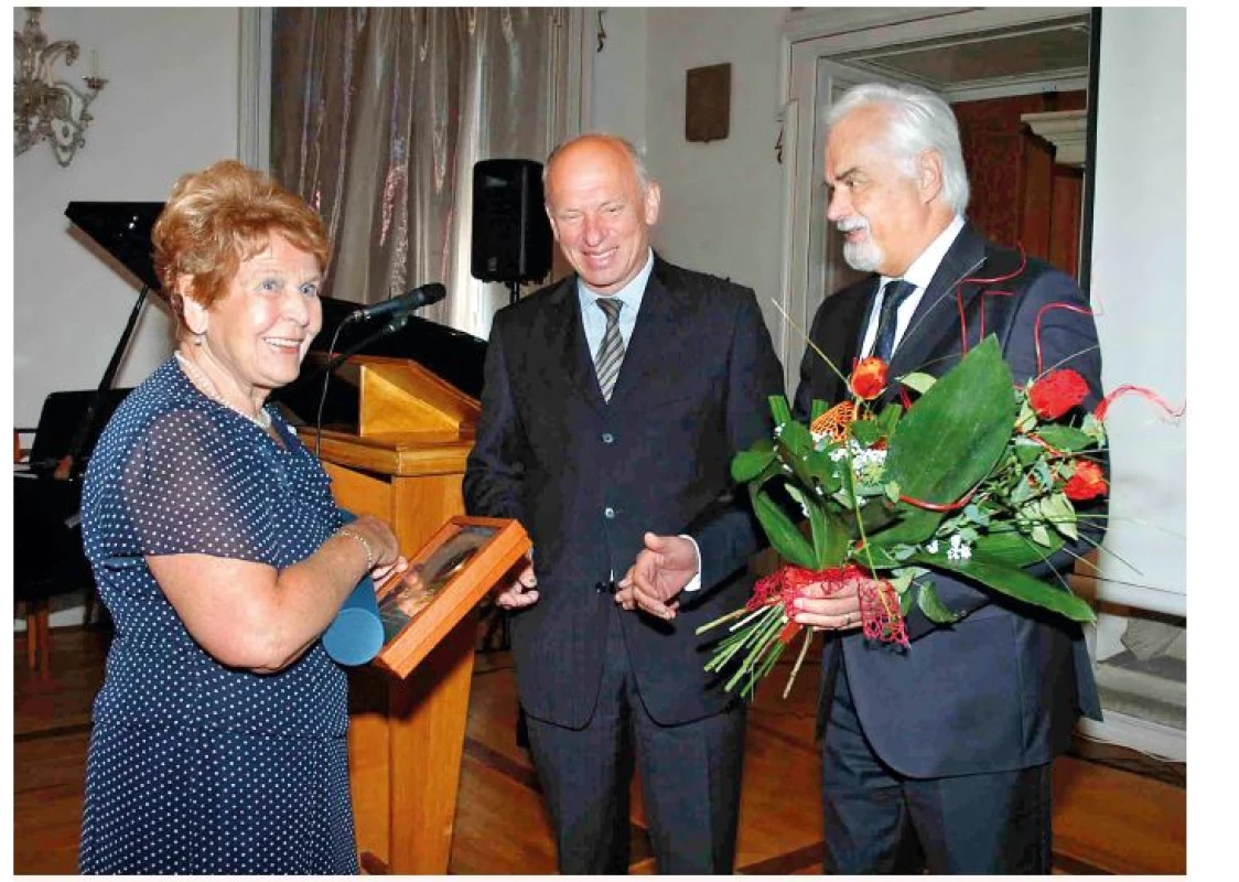 Prof. MUDr. Štěpán Svačina, DrSc. (uprostřed) a prof. MUDr. Vladimír Palička, CSc. předávali paní profesorce cenu