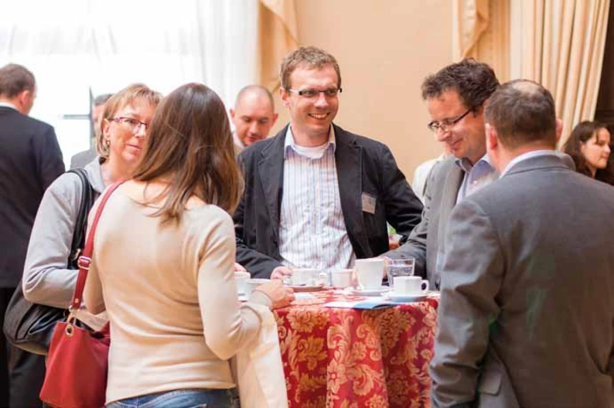 Živo bylo i v kuloárech.
Fig. 3. People had a busy time in the lobbies as well.