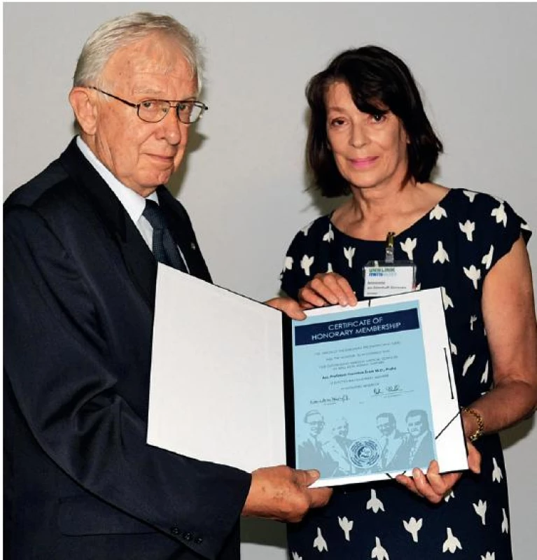 Předávání diplomu čestného členství v UEP a EAP doc. MUDr. Františku Šramovi, CSc., předsedkyní UEP Prof. Antoinette am Zehnhoff-Dinnesen, M. D., Ph. D.
