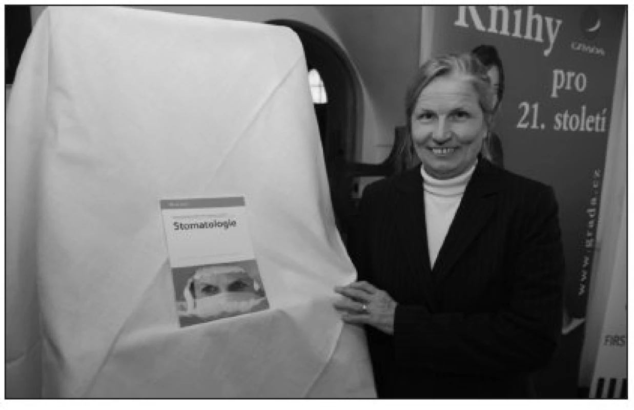 O přínosu knihy pro současný obor stomatologie pohovořila autorka prof. T. Dostálová.