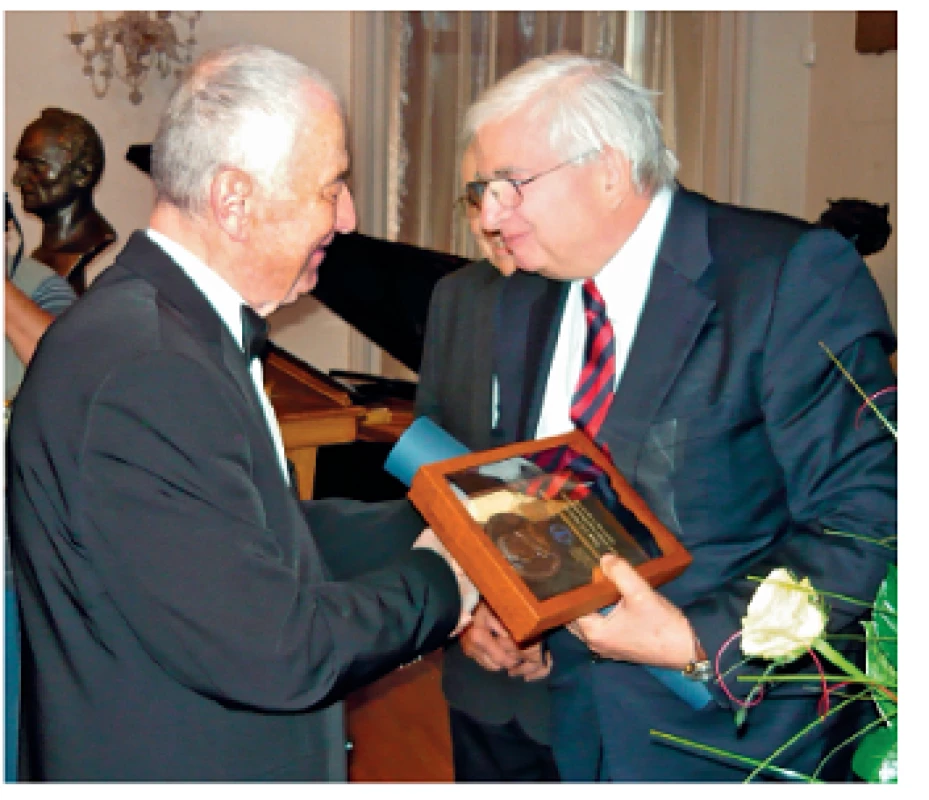 Prof. M. Anděl gratuluje prof. J. Kouteckému