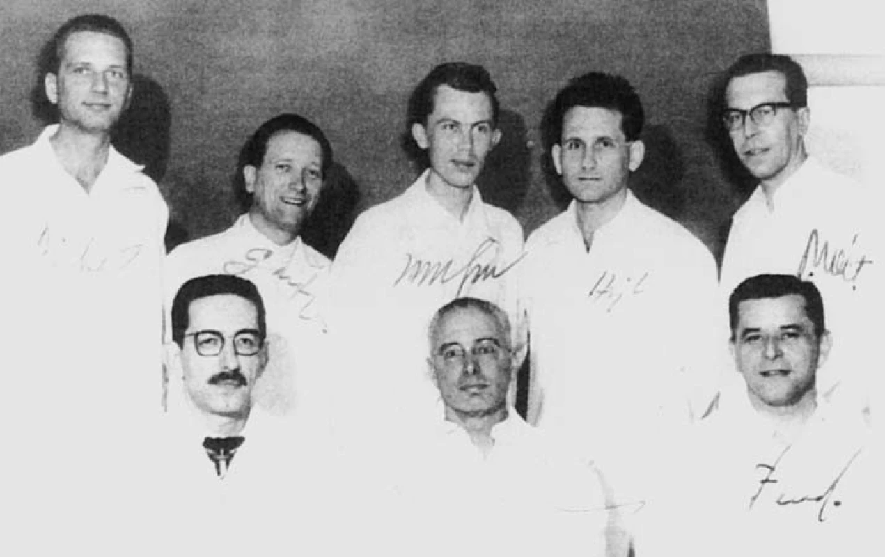 ÚCHOK. Brodova skuina. Zleva sedící: J. H. Cort, J. Brod, V. Fencl, stojící? J. Jirka,V. Ganz, M. Ulrych, Z. Hejl, V. Prát (z knihy K. Matoušovic et al, cit. 8).