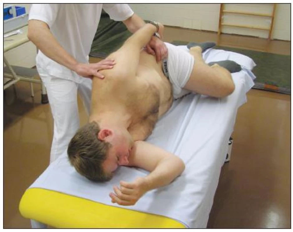 Reflexní otáčení II. fáze. Stimulační zóny jsou na mediální hraně horní lopatky a na spina iliaca anterior superior, dochází k aktivaci zejména šikmých břišních řetězců. Cílem je vyrovnaná aktivita ventrální a dorzální muskulatury a napřímení Th páteře.