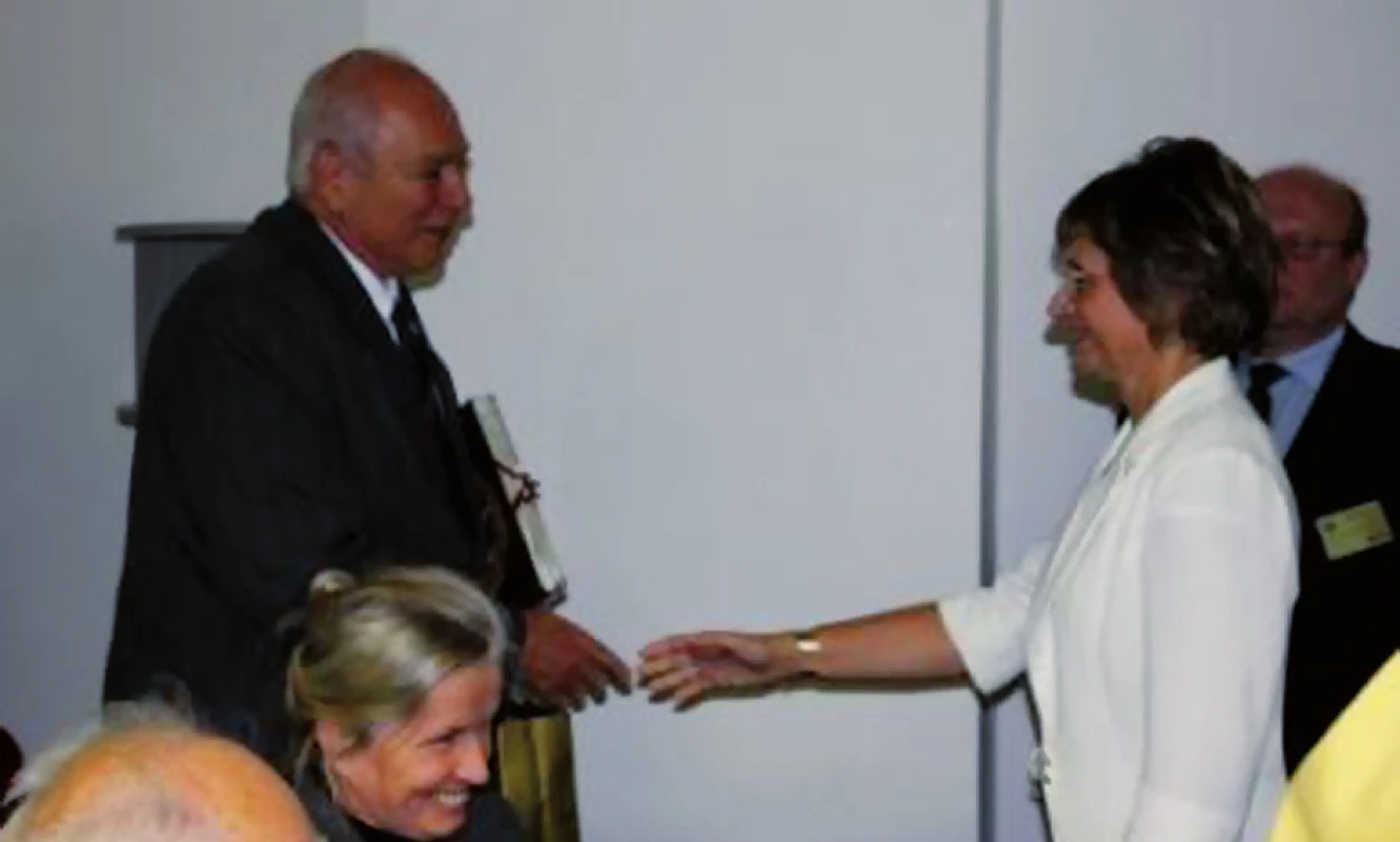 Neméně vřelé přání pevného zdraví a úspěchů v pedagogické činnosti popřála prof. Dušková dalšímu významnému jubilantovi, prof. MUDr. M. Eberovi, CSc., z olomoucké Stomatologické kliniky LF UP.