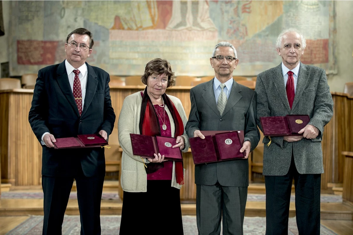 Profesor Jan Štěpán (druhý zprava) v Karolinu při převzetí stříbrné pamětní medaile Univerzity Karlovy (2015)