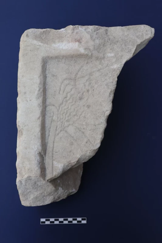 Fragment archaické stély s rytou dekorací a výjevem 2 lidských figur. Konec 7. století? až 1. polovina 6. století př. n. l. Archeologické muzeum Paros, inv. č. 1289.  Foto: Pavla Alušíková Dostalíková