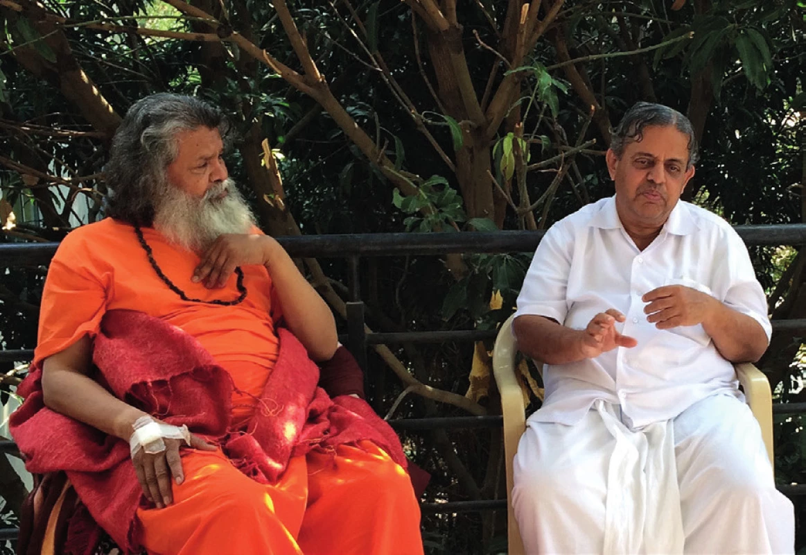 Profesor Dr. H. R. Nagendra vpravo v rozhovore s Paramhans svámim Mahéšvaránandom na Univerzite.