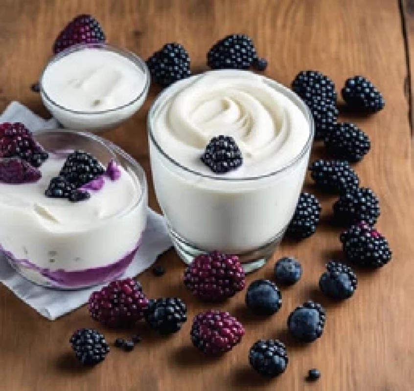 Nízkotučný řecký jogurt s lesním ovocem. Fig. 􀍷. Low-fat Greek yogurt with forest fruits.