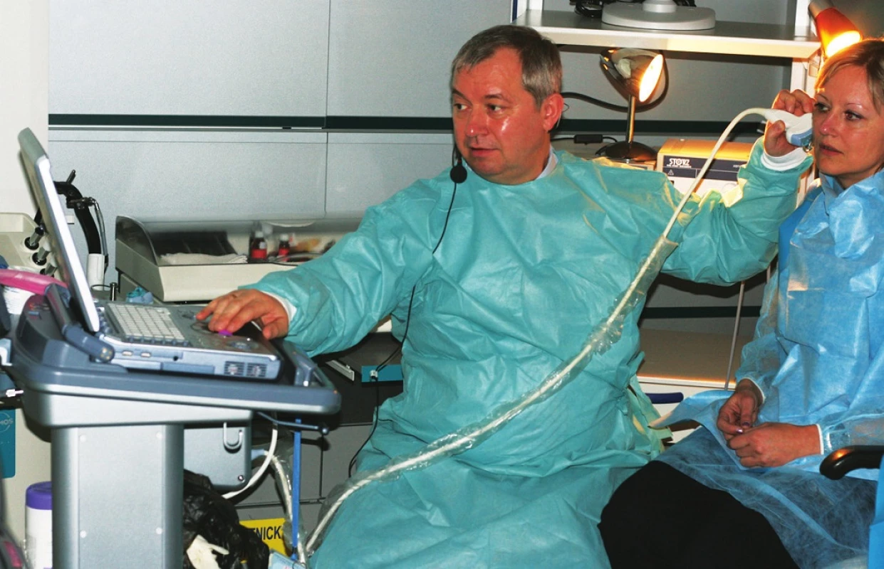 Profesor Zenk ukazuje před auditoriem možnosti diagnostiky a miniinvazivní léčby slinných žláz.