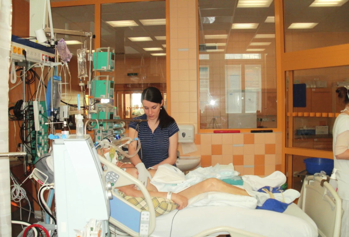 Fyzioterapeut nacvičuje kontaktní dýchání s pacientem. Kontaktní dýchání je součástí respirační fyzioterapie.