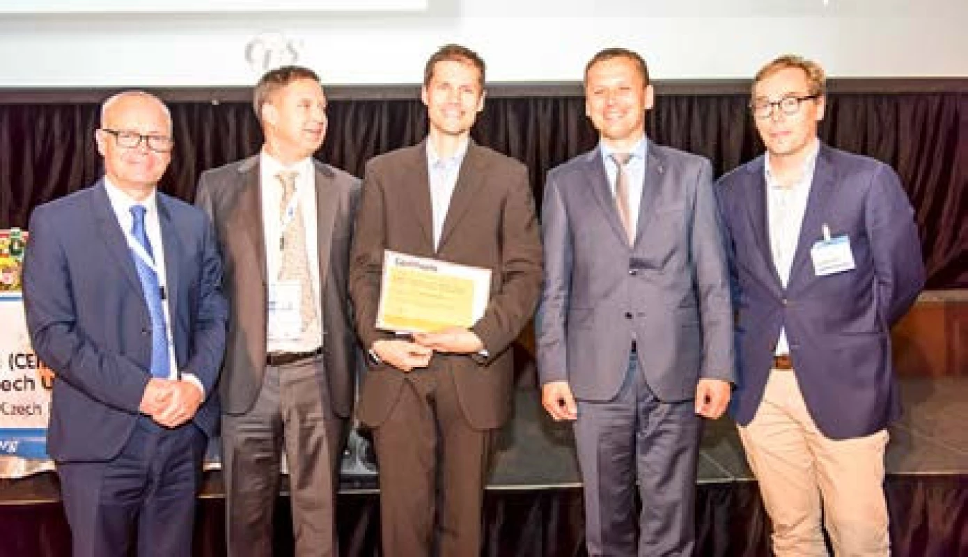 1. místo v soutěži „Best Poster Presentations“ v kategorii Olympus Award (Non‑Oncology) získal MUDr. P. Macek, Ph.D. (uprostřed) a kol. z Urologické kliniky 1. LF UK a VFN
Fig. 7. First place in the „Best Poster Presentations“ competition in the Olympus Award (Non‑Oncology) category won by P. Macek, MD, and colleagues from the Department of Urology of the First Faculty of Medicine and Královské Vinohrady University Hospital