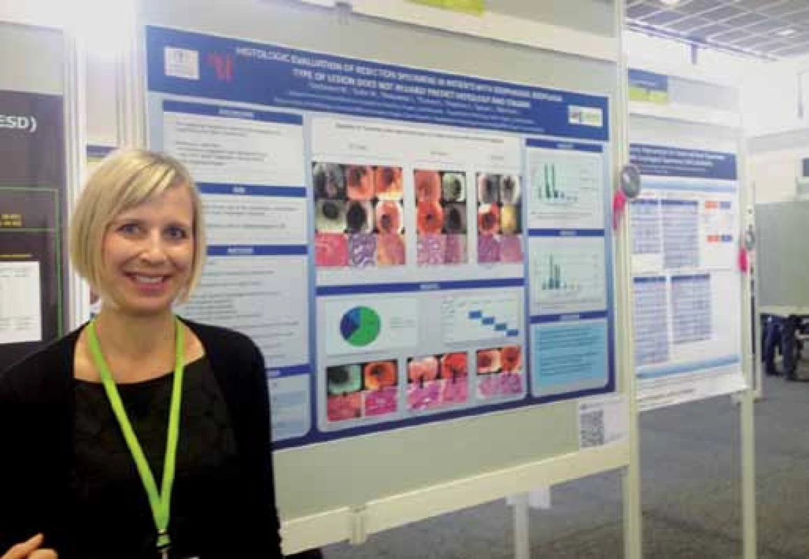 Dr. Stefanová, jedna z půvabných lékařek, před svým oceněným posterem.
Fig. 2. Pretty woman dr. Stefanova in front of her poster.