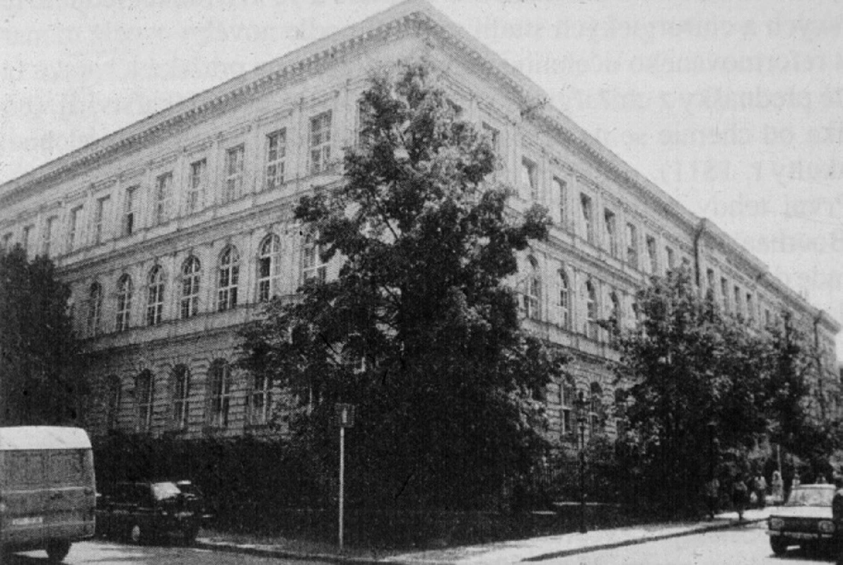 Budova bývalého Nalezince 
V této budově sídlilo mj. anesteziologické oddělení. Dnes jsou v ní dětské kliniky 2. LF UK, z druhé strany sousedí s pražskou magistrálou.