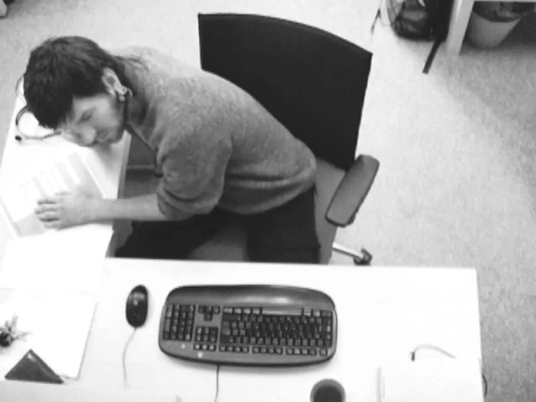 Respondent užívající nedostatečně ergonomické pracoviště
Nevhodné sezení přední s rotací trupu doprava a hlavy doleva. Pracoviště není ergonomicky optimální, opěradlo židle flexibilně nekopíruje pohyb trupu.

