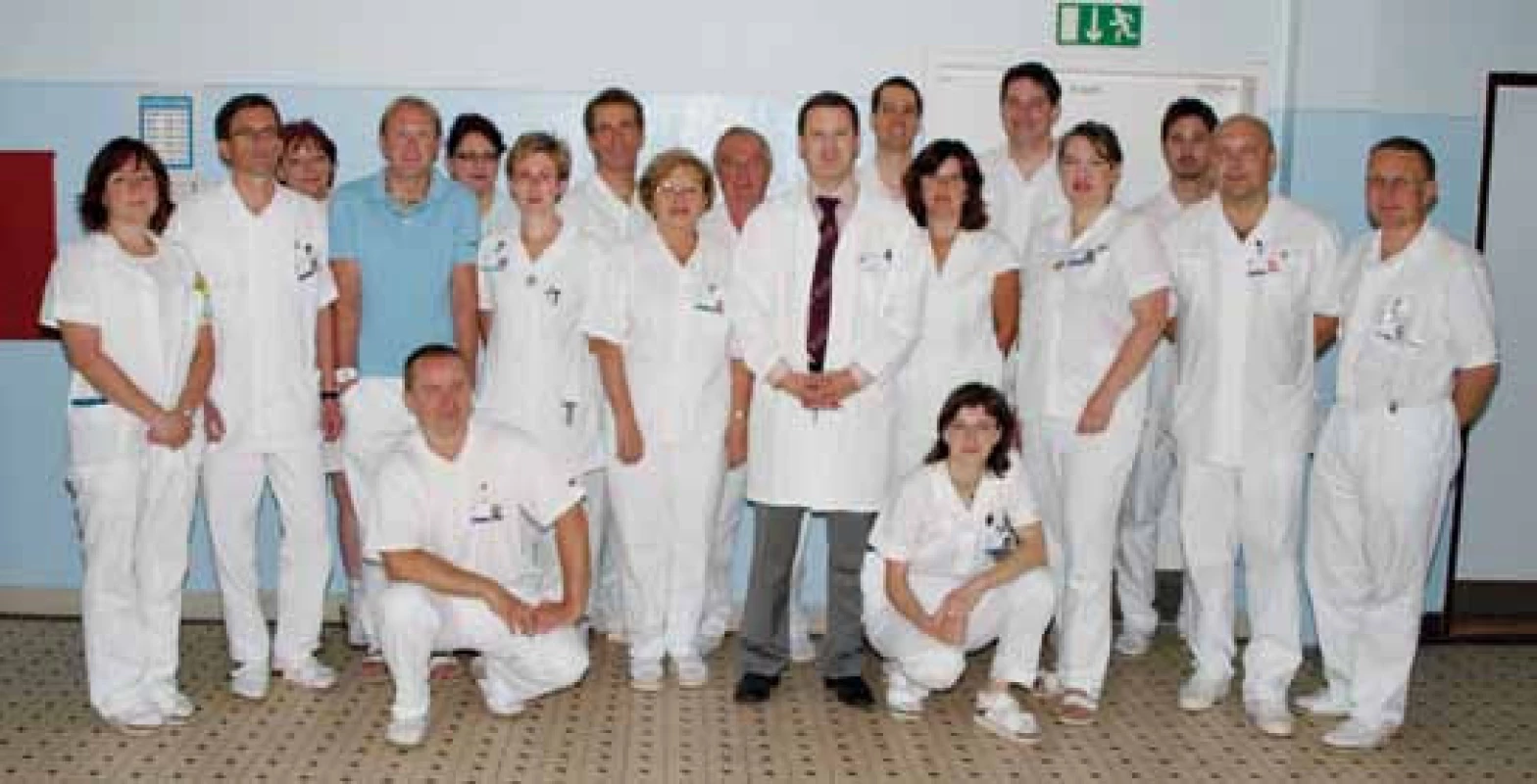 Kolektiv Urologické kliniky LF UK a FN Plzeň – lékaři, vedoucí sestry a vrchní sestra
Fig. 3. Staff of the department – physicians, head nurses and matron