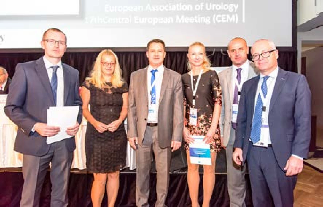 Vítězové kategorie B za nejlepší vědeckou práci publikovanou v časopise Česká urologie – 1. místo MUDr. Michal Staník (první zleva), 2. místo MUDr. Šárka Kudláčková (třetí zprava), za MUDr. Jaroslava Jarabáka (3. místo) přebírá cenu doc. MUDr. Roman Zachoval, Ph.D., (druhý zprava), za MUDr. Natálii Marečkovou přebírá cenu MUDr. Michal Staník (první zleva)
Fig. 4. Category B winners for the best scientific paper published in the ‚Česká urologie‘ journal – 1<sup>st</sup> place Michal Staník, M.D. (at far left); 2<sup>nd</sup> place Šárka Kudláčková, M.D. (third from the right); Assoc. Prof. Roman Zachoval, M.D., Ph.D. (second from the right) accepting the award on behalf of Jaroslav Jarabák, M.D. (3<sup>rd</sup> place); Michal Staník, M.D. (at far left) accepting the award on behalf of Natálie Marečková, M.D.