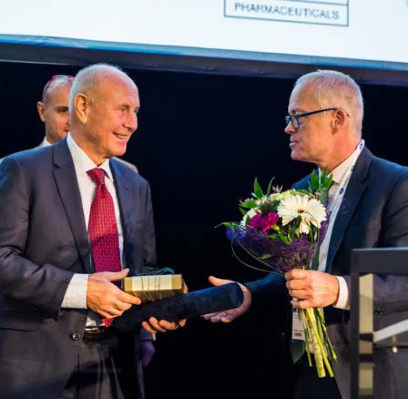 Prof. Babjuk předává docentu Urbanovi čestné členství ČUS
Fig. 7. Associated professor Urban awarded the Honorary Membership of CUS by professor Babjuk
