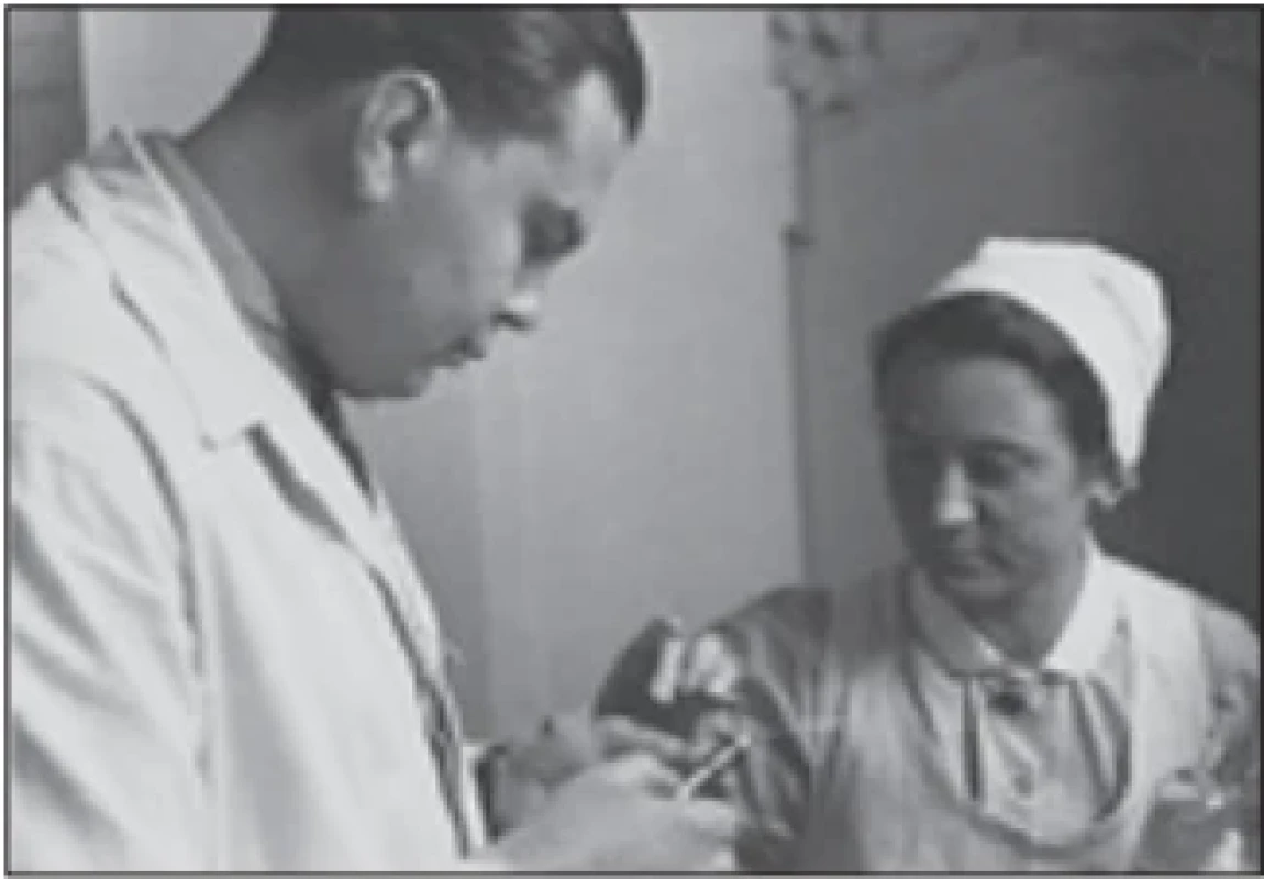 Doc. MUDr. Václav Piťha (vlevo) a neznámá zdravotní sestra na ambulanci českého neurologického oddělení v přízemí divizní nemocnice (cca 1940–1941). (zdroj: MÚA AV ČR, fond Kamil Henner ml.) Fig. 3. Assoc. Prof. Václav Piťha, MD (on the left) and an unidentifi ed nurse in the outpatient department of the Czech neurological ward on the ground fl oor of the divisional hospital (c. 1940–1941). (source: MIA CAS, collection Kamil Henner Jr.)