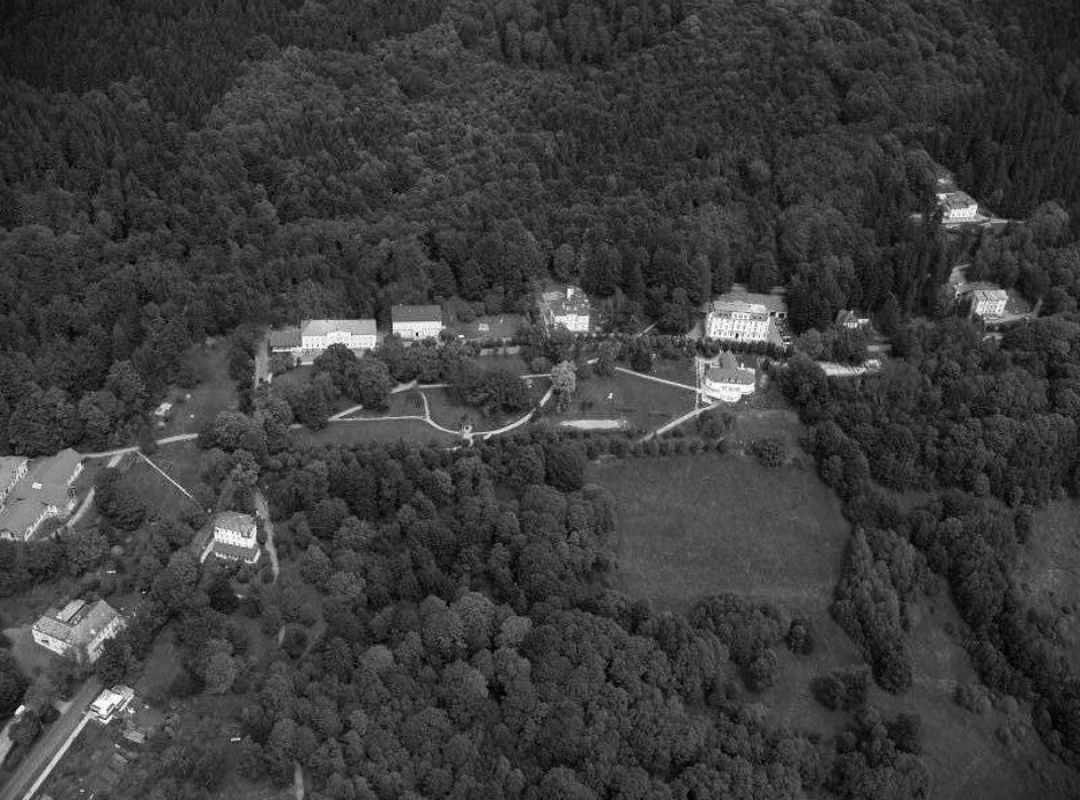 Areál léčebny z leteckého pohledu.
Fig. 1. The area of the hospital in aerial view.