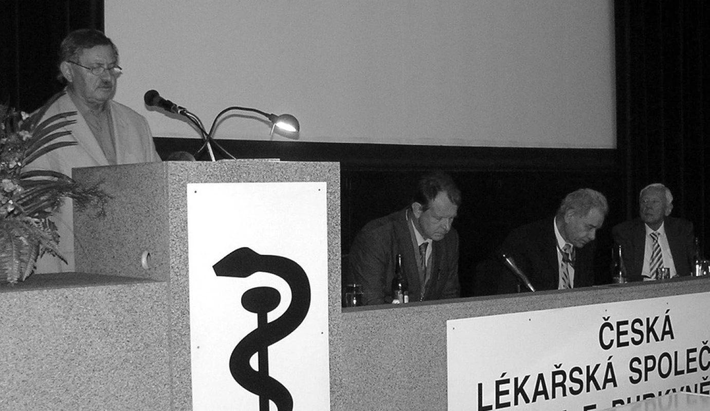 Doc. RNDr. Pavel Bláha, CSc., prezident organizačního výboru kongresu, jehož součástí bylo The 11th Prague-Sydney-Lublin Symposium – téma Ortopedická antropologie, zahájil Hrdličkův kongres v Lékařském domě v Praze