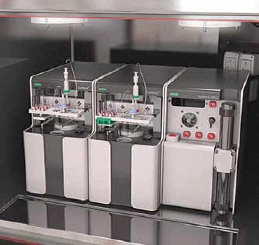 Sestava modulů Synthera V2 a Synthera HPLC s osazenými integrovanými fluidními procesory (IFP). Zdroj [37].