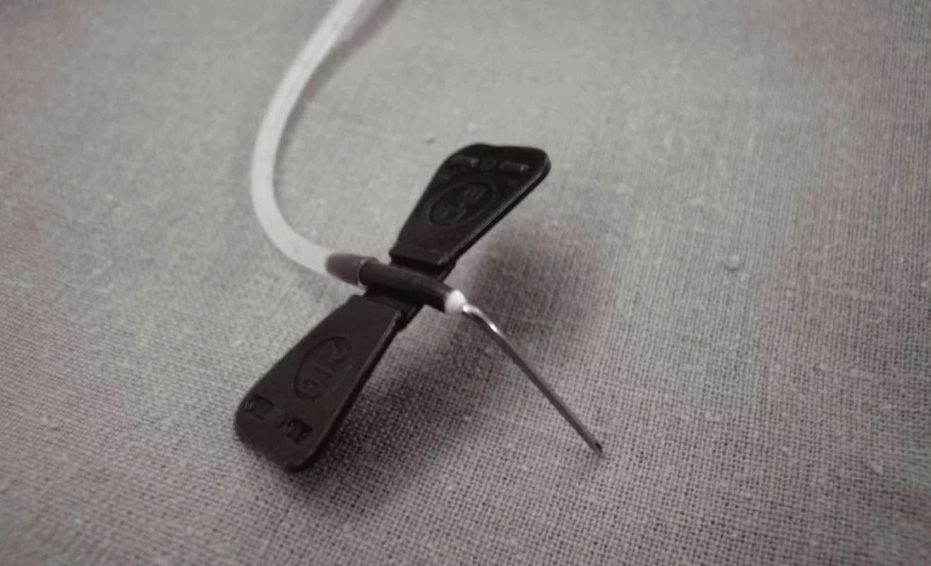 Úprava kanyly pro kolmý vpich
Fig. 3 Adjusting the tube to insert the needle perpendicular to the skin