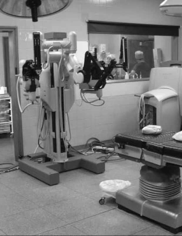 Robot Da Vinci<sup>TM</sup> na operačním sále v Guy´s Hospital.