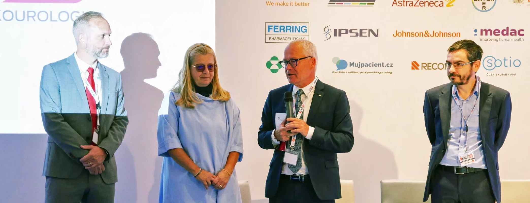 Doc. Štěpán Veselý, MUDr. Michaela Matoušková, prof. Marek Babjuk a prof. Tomáš Büchler zahajují konferenci KNOU 2025.