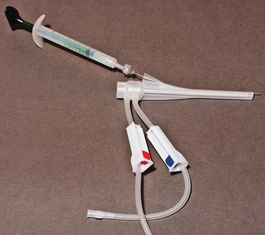 Uretroskop s rotačním krytem a kanálem pro zavedení jehly pro aplikaci Bulkamidu<sup>®</sup>