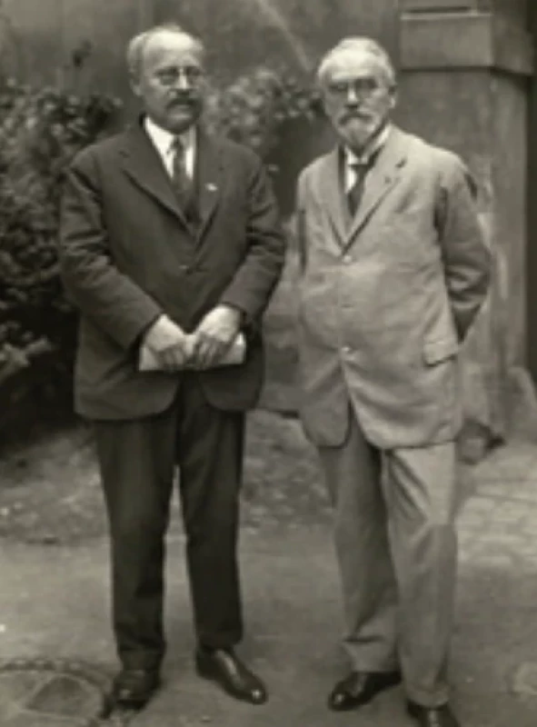 Prof. Ladislav Haškovec (vpravo) a Prof. Ludvig Puusepp, před budovou Kliniky pro choroby nervové na Karlově, cca 1930 (z archivu Neurologické kliniky 1. LF UK a VFN v Praze). Fig. 9. Prof. Ladislav Haškovec (right) and Prof. Ludvig Puusepp in front of the University Department of Neurology at Karlov, circa 1930 (Archive of the University Department of Neurology, First Faculty of Medicine, Charles University and General University Hospital in Prague).