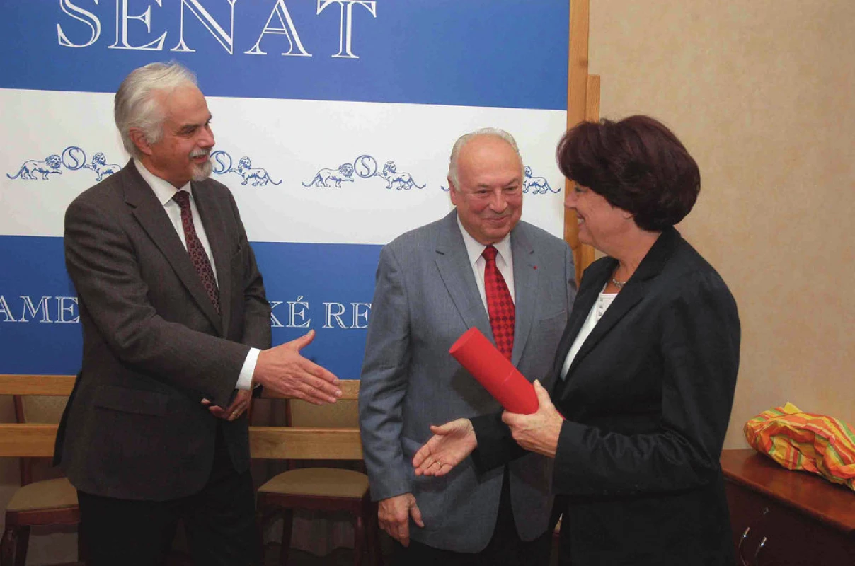 Profesoři Jaroslav Blahoš a Vladimír Palička blahopřejí Evě Sykové k ceně za časopiseckou publikaci.
Foto V. Brada