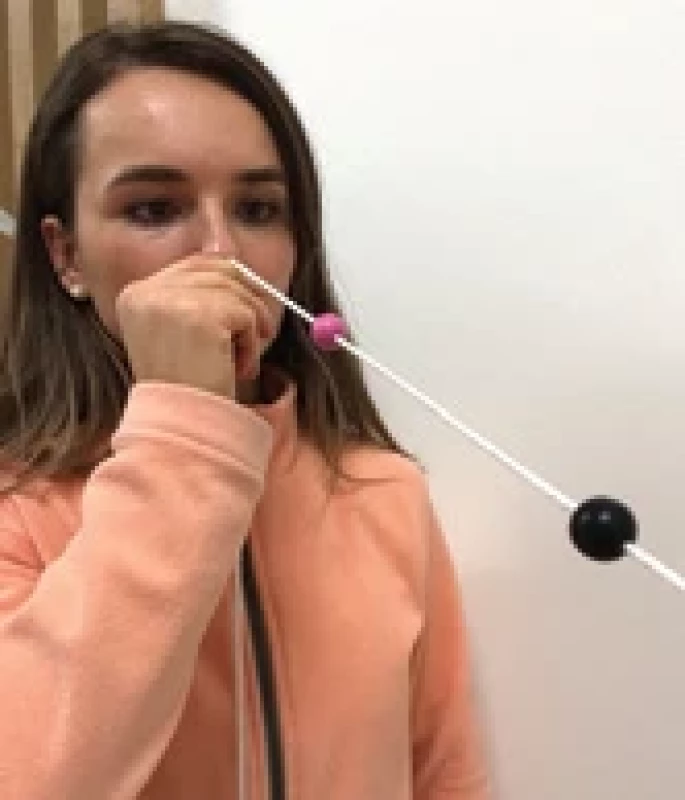 Ukázka tréninku akomodace čočky pomocí Brockovy šňůry. Fig. 10. Demonstration of lens accommodation training using Brock string.