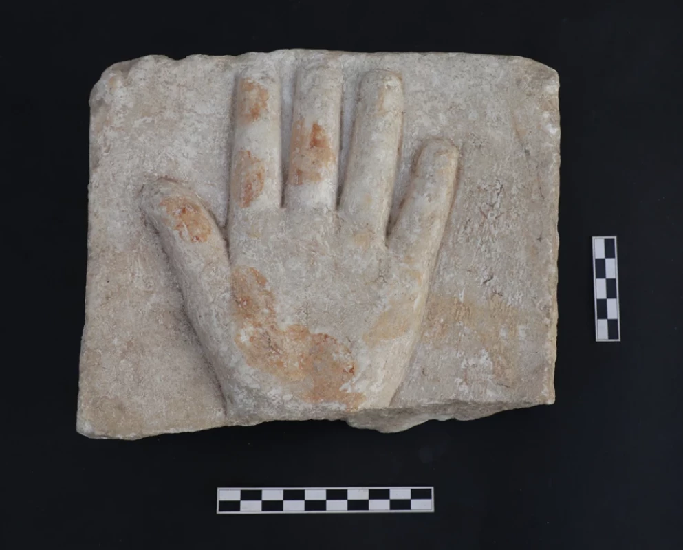 Votivní anatomický reliéf s výjevem levé ruky. Helénistické až římské období. Archeologické muzeum Paros, inv. č. 187. Foto: Pavla Alušíková Dostalíková