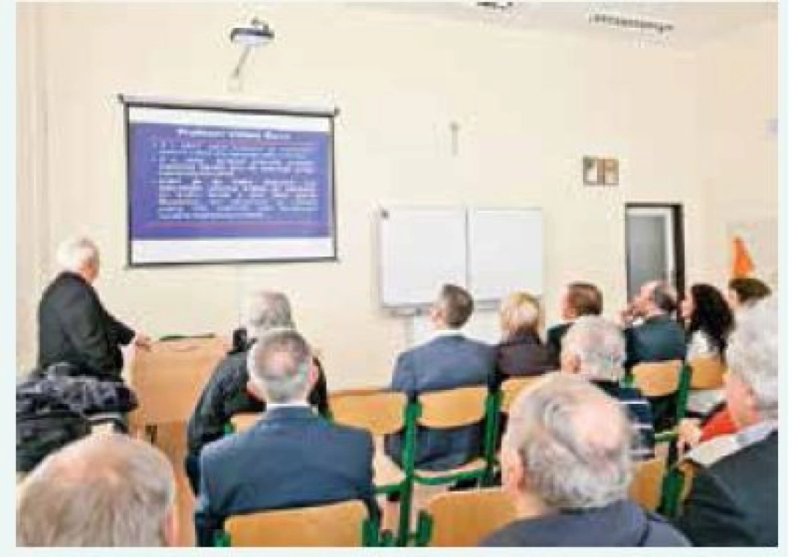 Prof. MUDr. Miroslav Mydlík, DrSc., počas prednášky o živote a diele prof. MUDr. Viliama Ganza, PhD., FACC v triede gymnázia