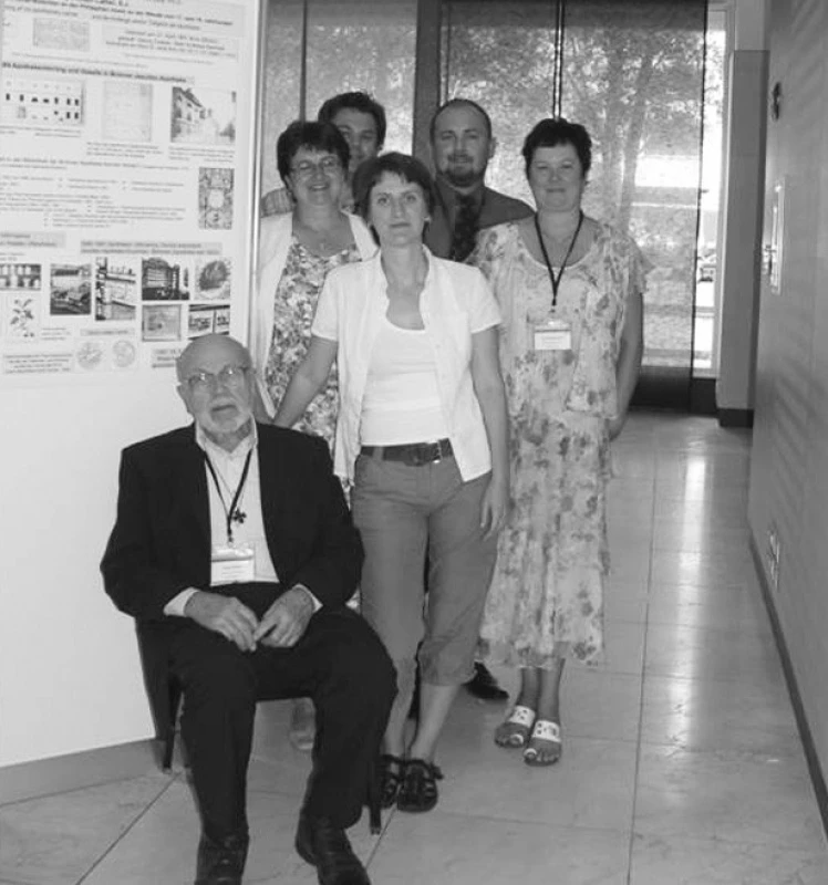 Delegace České republiky na 38. mezinárodním kongresu historie farmacie v Seville (zleva nahoře – muži: D. Plaček, A. Nedopil, zleva – ženy: M. Lisá, L. Valášková, L. Nedopilová)