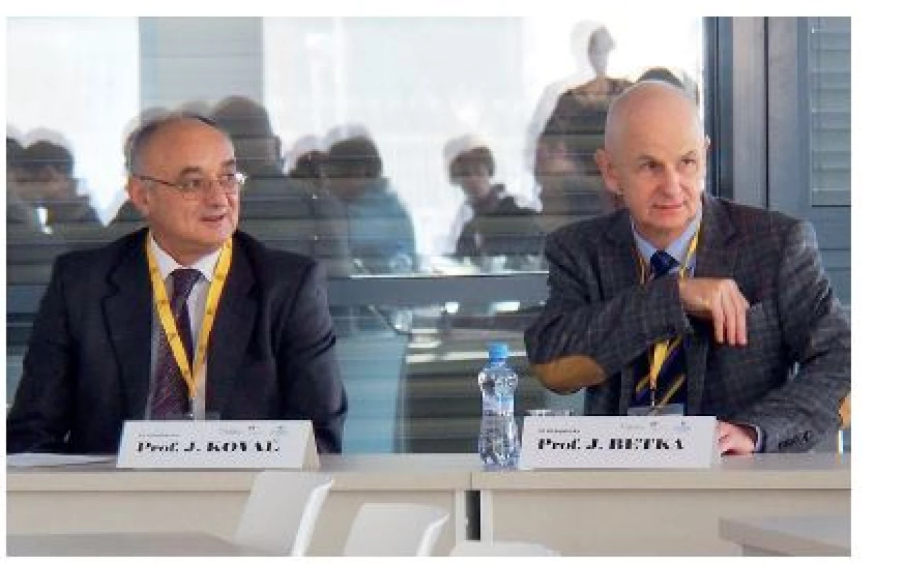 Prof. Kovaľ a prof. Betka přednesli úvodní přednášky.