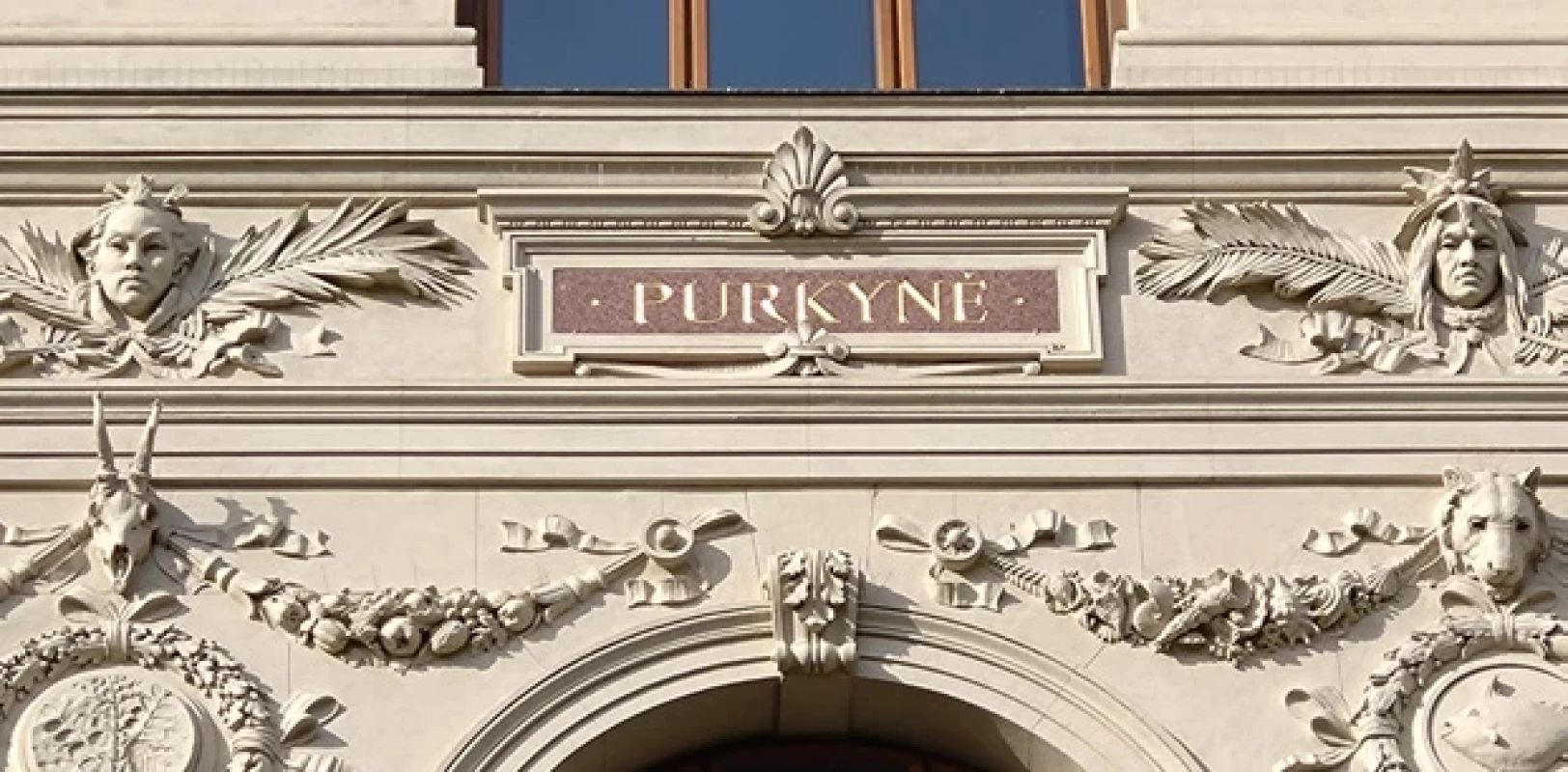 Římsa Národního muzea v Praze s Purkyňovým jménem