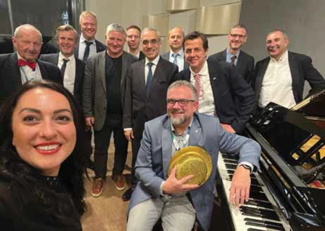Foto ze slavnostního společenského večera v Petrof Gallery. Zleva Ing. Kluková z pořádající agentury Guarant, prof. Zvěřina, prof. Froelich, doc. Přibáň, MUDr. Póczoš, prof. Charbel, doc. Fiedler, prof. Sameš, prof. Beccaria, prof. Krajina, sedící doc. Česák.
