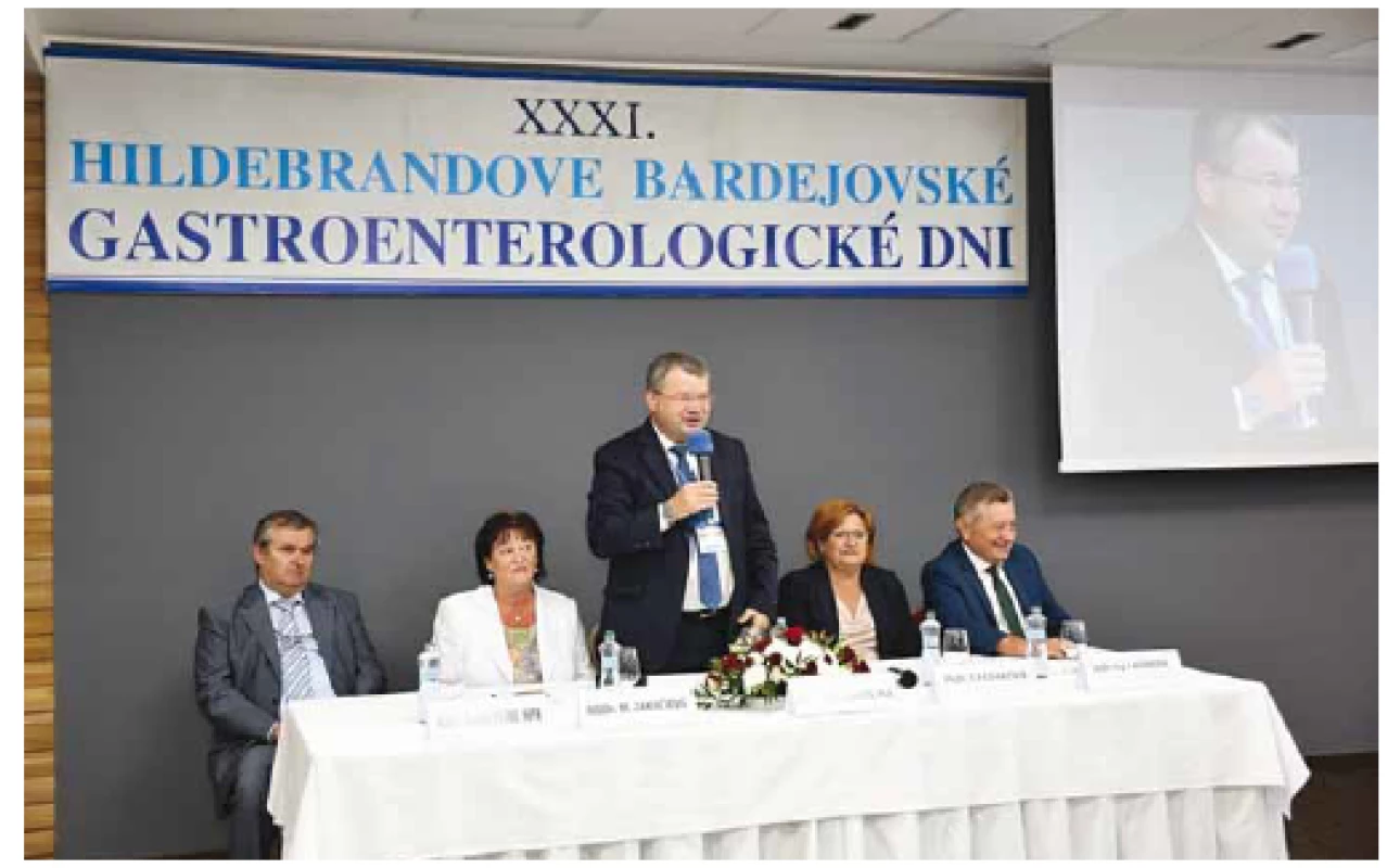Prezident Slovenskej gastroenterologickej spoločnosti doc. Jurgoš pri slavnostnom zahájení.
Fig. 1. President of the Slovak Gastroenterological Society Assoc. Prof. Jurgoš at the opening ceremony.