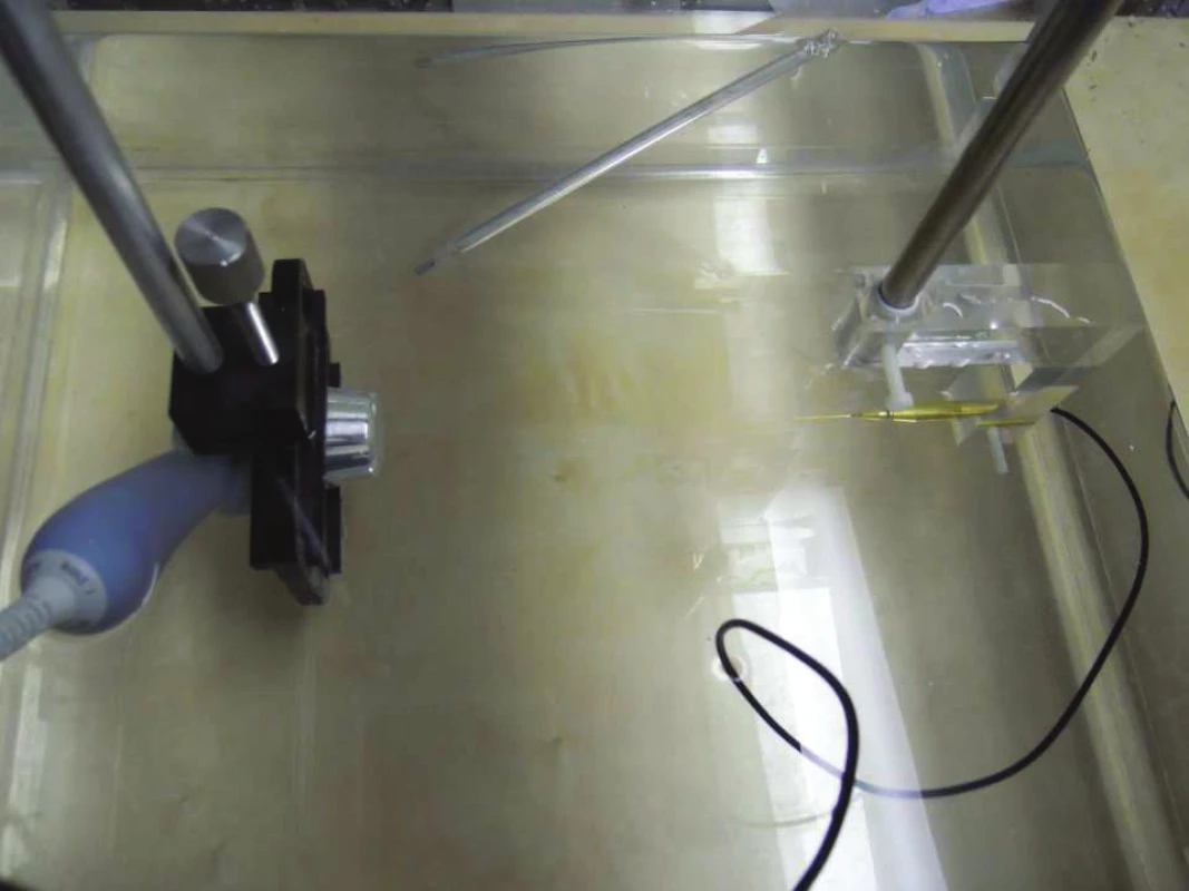 Experimentální uspořádání vysílače a detektoru pro charakterizaci materiálů.