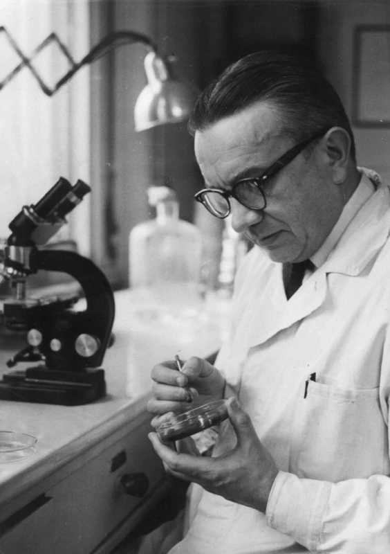 Prof. Karel Raška při práci v laboratoři