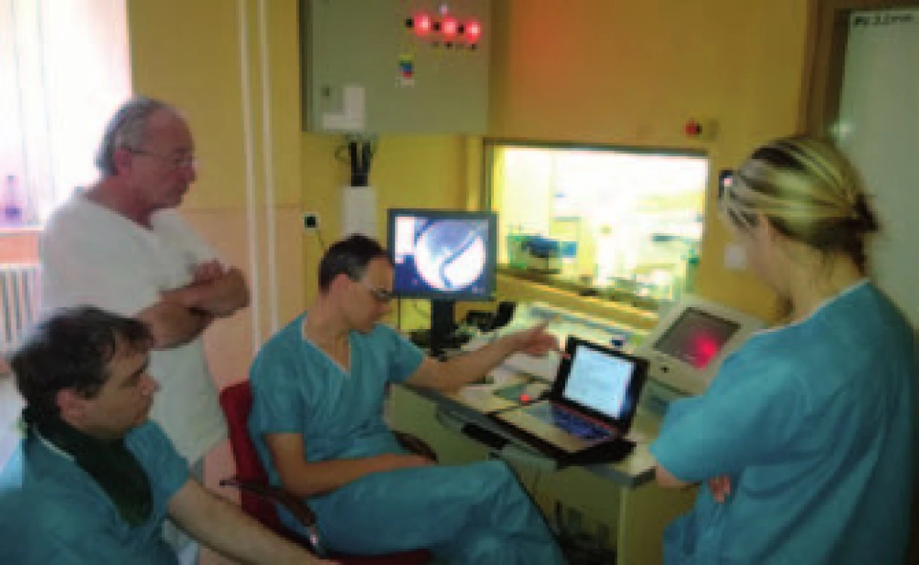 Prim. Urban, prof. Danai (prednosta Chirurgického odd. FN Trnava) a doc. Martínek pri uvadzaní spyglassu do skušobnej prevádzky.
Fig. 2. Dr. Urban, Prof. Danai (Head of Surgery in Trnava) and Ass. Prof. Martínek during introduction of spyglass into the clinical use.