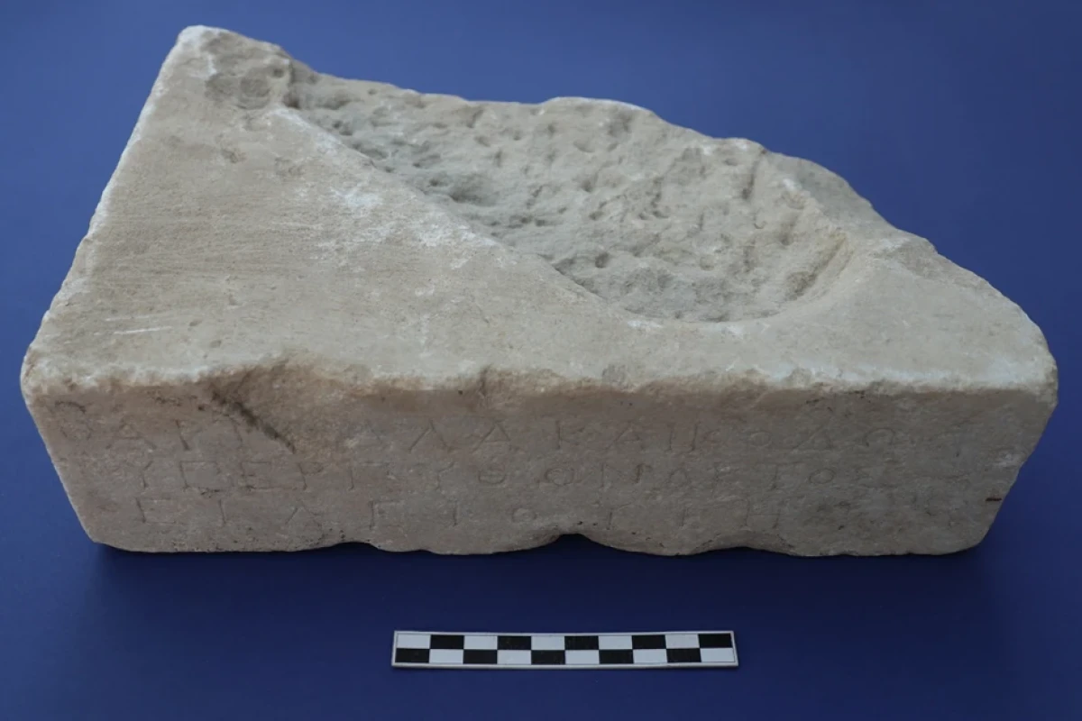 Fragment votivní báze s nápisem, 3. století př. Kr. (IG XII, V, 189; Archeologické muzeum, Paros, Parikia, inv. č. 297) (foto: Tomáš Alušík)