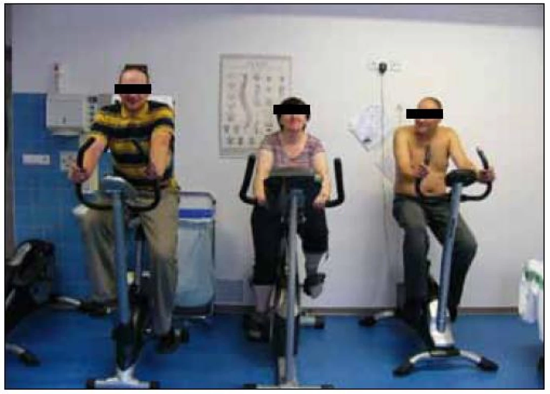 Pulmonální rehabilitace je spojena se submaximální aerobní pohybovou aktivitou, zde zachyceni nemocní s CHOPN či astmatem při pravidelné 45 min trvající zátěži (foto autor).