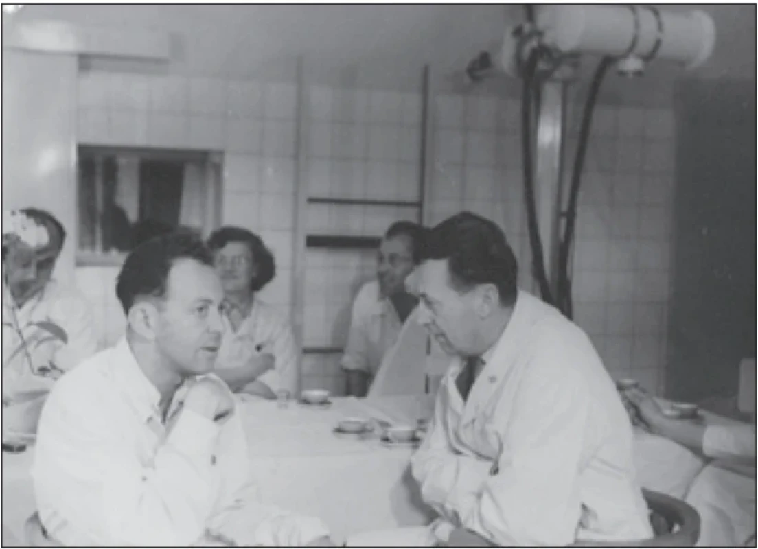 MUDr. Karel Lewit a doc. MUDr. Jan Jirout, v pozadí MUDr. Václav Vojta, MUDr. Marta Jindrová, MUDr. Adolf Svoboda na rentgenologickém oddělení kliniky (1952) (zdroj: MÚA AV ČR, fond Kamil Henner ml.) Fig. 8. Karel Lewit, MD, and Assoc. Prof. Jan Jirout, MD, with Václav Vojta, MD, Marta Jindrová, MD, and Adolf Svoboda, MD, in the background, in the department’s radiology unit (1952). (source: MIA CAS, collection Kamil Henner Jr.)